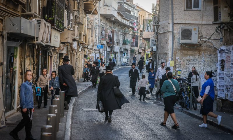 מאה שערים: שוטרים עצרו שב"חים והתקפו על ידי תושבי השכונה