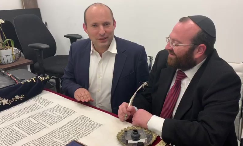 שר הביטחון כתב אות בספר התורה של עם ישראל