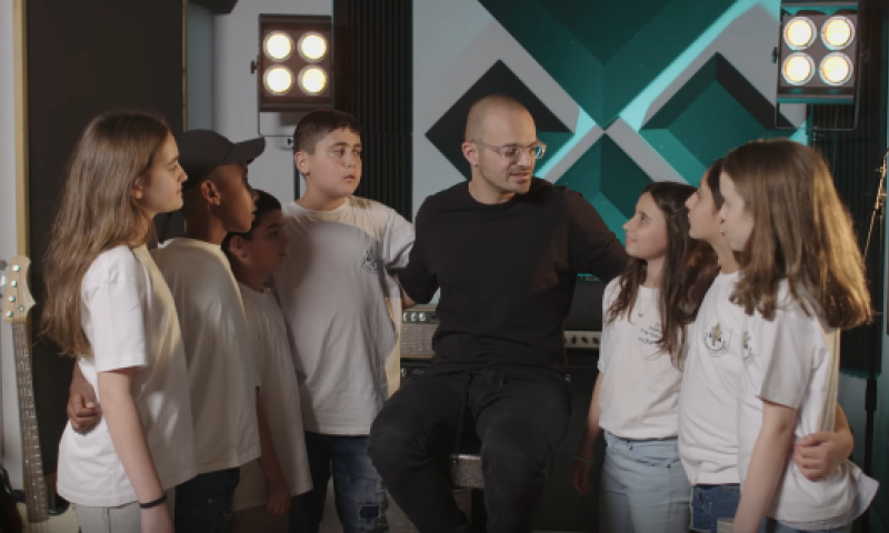 צפו: אברהם טל ויתומי צה"ל בביצוע מצמרר