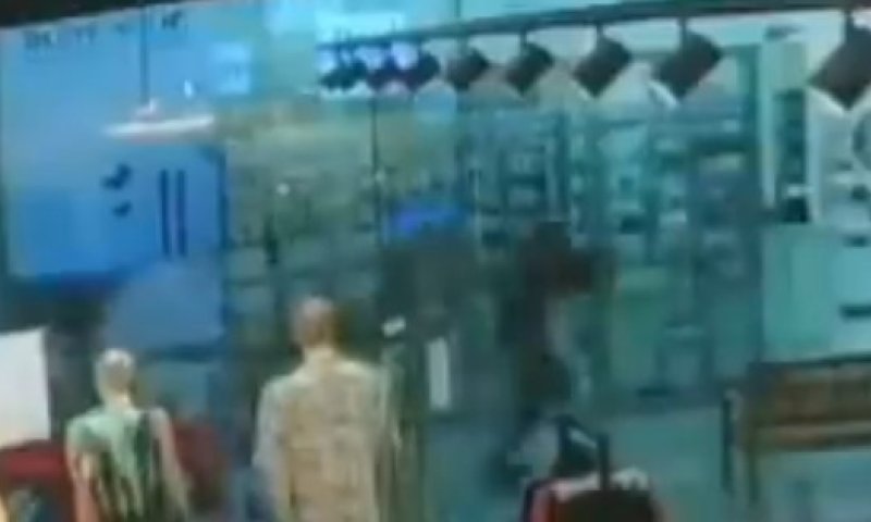 המחבל דוקר ומנסה לברוח: תיעוד הפיגוע בכרמיאל