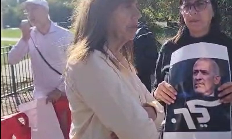 הפגנות מול מטה השב"כ נגד רונן בר: "הפכת את השב"כ לשטאזי"