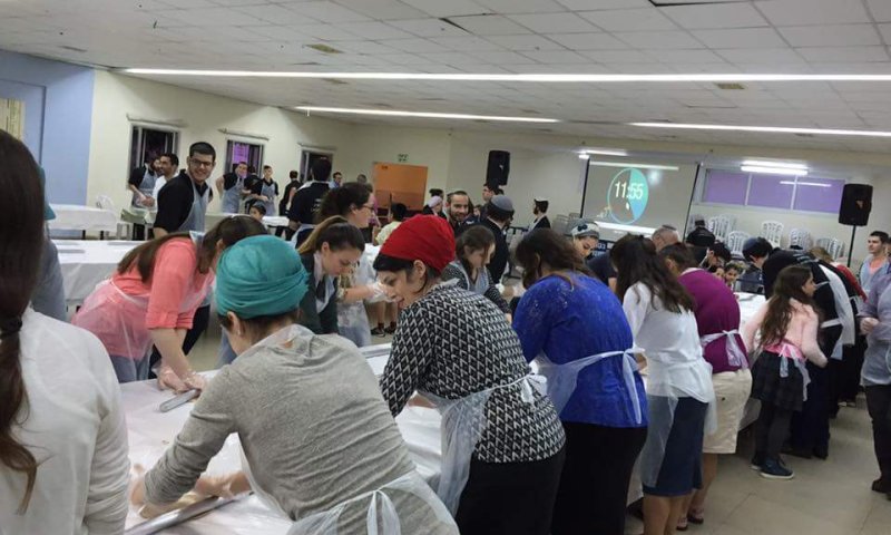 מחזירים את המסורת: נשים אופות מצות. צפו