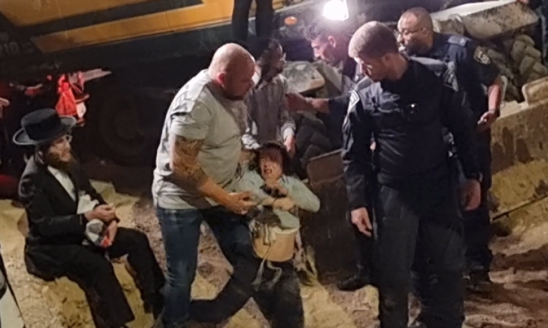 תיעוד מזעזע: קב"ט מכה ילד חרדי בהפגנה בבר אילן