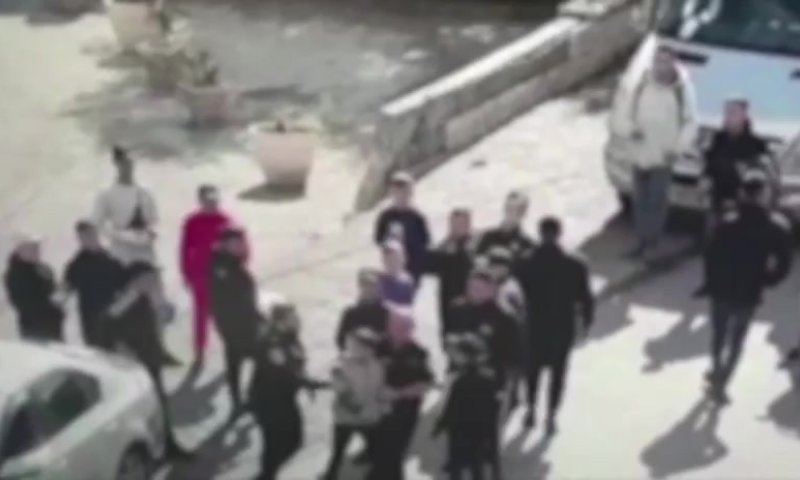 תיעוד | נתפס בזמן שיידה אבנים לעבר אוטובוסים