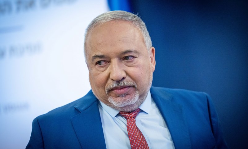 ליברמן יגיש קובלנה פלילית נגד עוזרו לשעבר