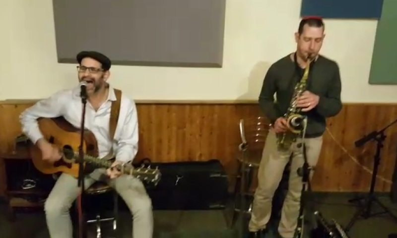 הצצה ראשונה לחדר החזרות של יוני גנוט