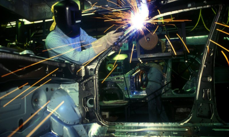 לידיעת השר בנט: "30% מהתעשיינים פותחים קווי ייצור בחו"ל"