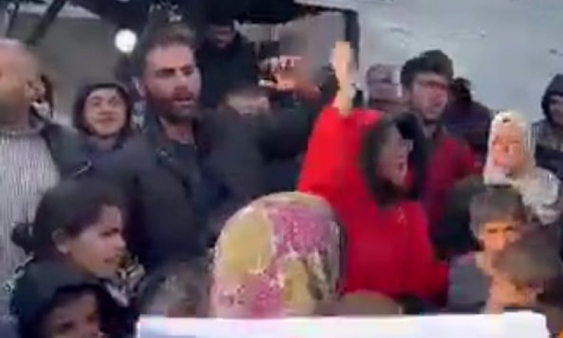 צפו: עזתים מפגינים בעד שחרור חטופים