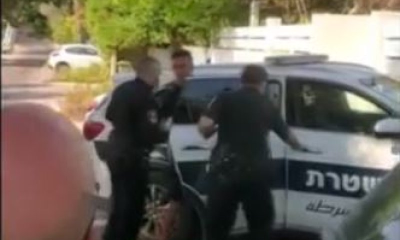 "אל תיגע בי" | תיעוד: רגע המעצר של ערן זהבי. צפו