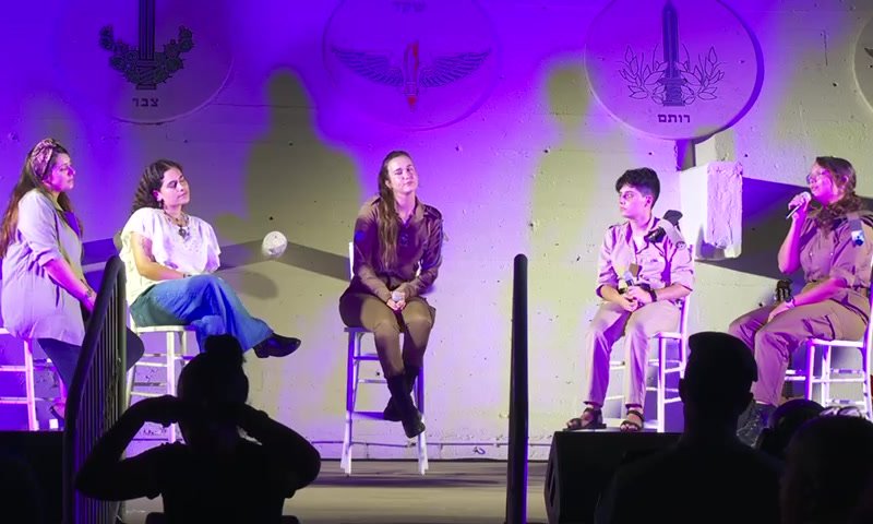 לא תפסיקו לבכות: 5 אחיות שכולות שרות לזכר אחיהן