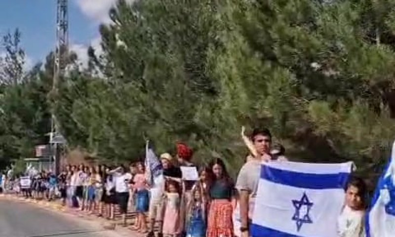 צפו: עלי מלווה את שילה ראוכברגר לקול ברכת כהנים