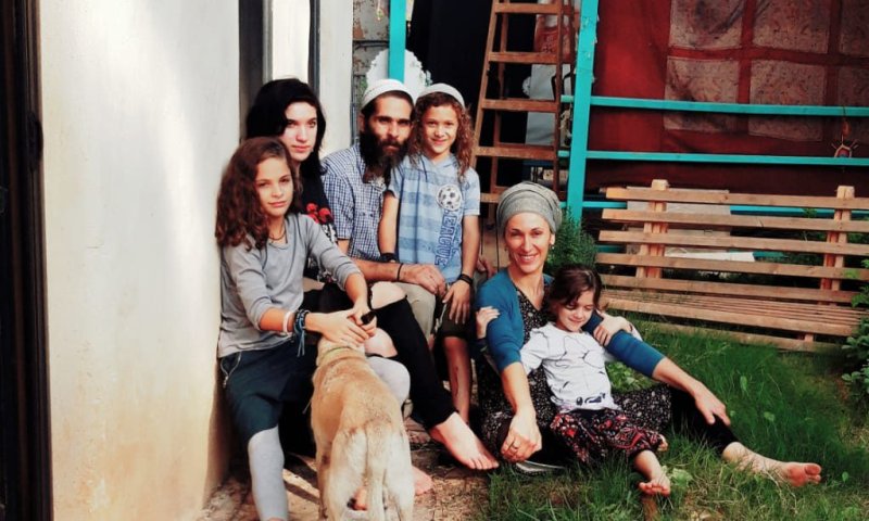 עף להם הסכך: המשפחה שגרה בבית בוץ | פרויקט חג