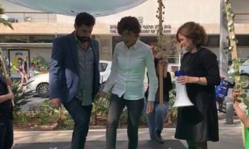 מיכל רוזין "חיתנה" את תמר זנדברג ובן זוגה. צפו