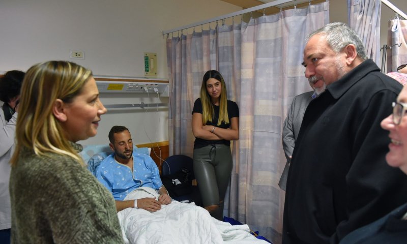 ליברמן ביקר את המפקד הפצוע: "נסגור איתם חשבון"