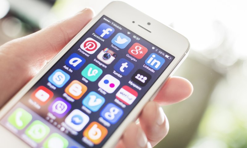 הלילה: אפל משיקה אייפון חדש ושעון חכם