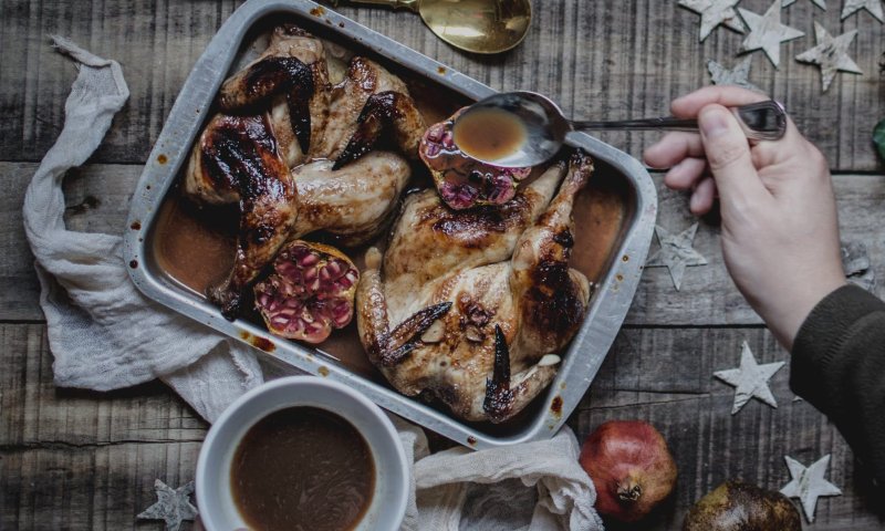 הלהיט של החג: מתכון לעוף צלי ברוטב רימונים