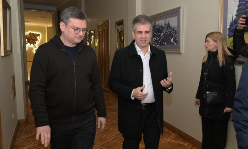 אזעקה נשמעה בעת ביקור השר כהן בקייב | תיעוד