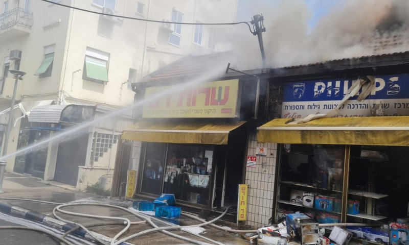 עשן שחור מעל הדר: שריפה בחנות מצברים בחיפה