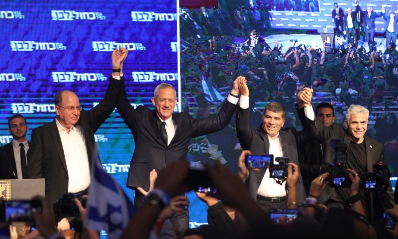 גנץ ולפיד: "לא נשב בממשלת נתניהו"