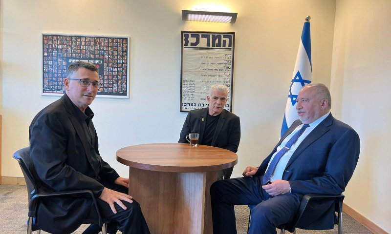 ראשי האופוזיציה נפגשו: מצפים מגנץ להצטרף אלינו