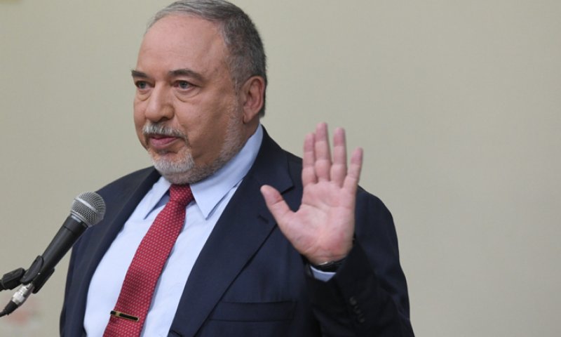 ליברמן ממשיך לתקוף: רבנים משיחיים נגד צה"ל