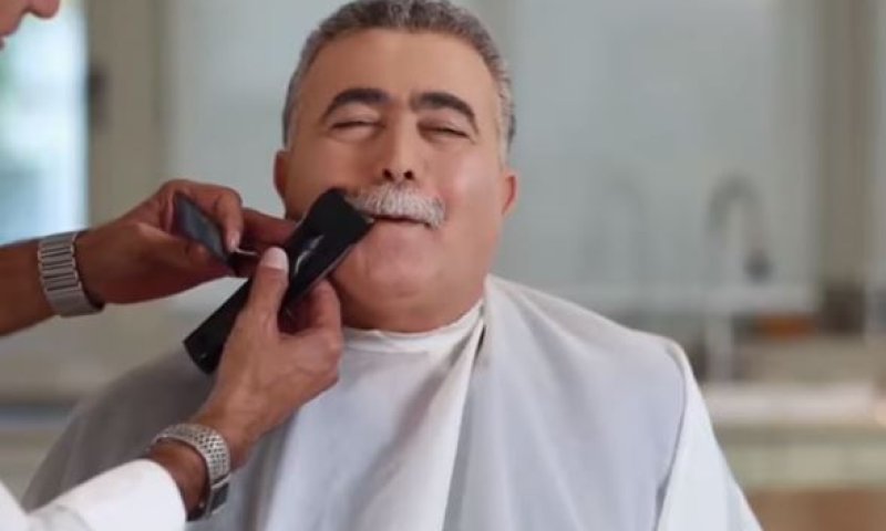 צפו: הרגע בו עמיר פרץ נפרד מהשפם