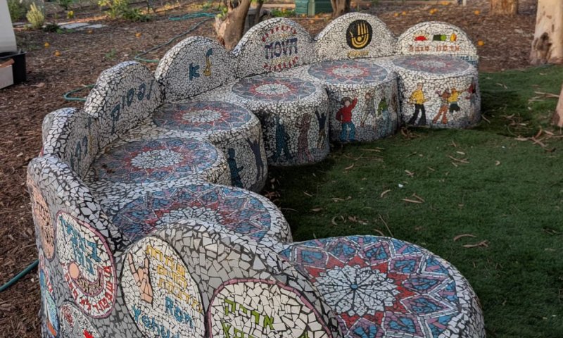 כך הונצחו קורבנות המסיבות: ספסל הזיכרון "לא נפסיק לרקוד"