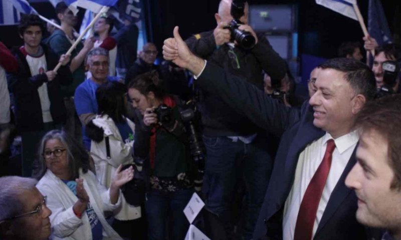 קריאות בוז במפלגת העבודה &bull; כבל תוקף: "גבאי שקרן"