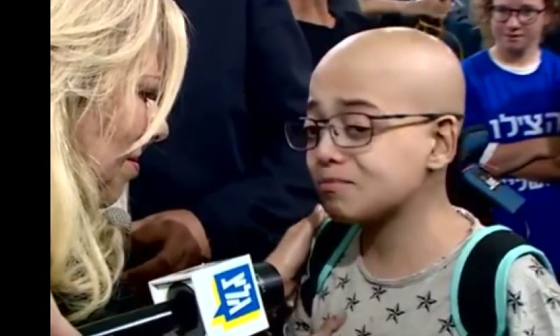 צפו: מפגש קורע לב בין שרה נתניהו לילד חולה