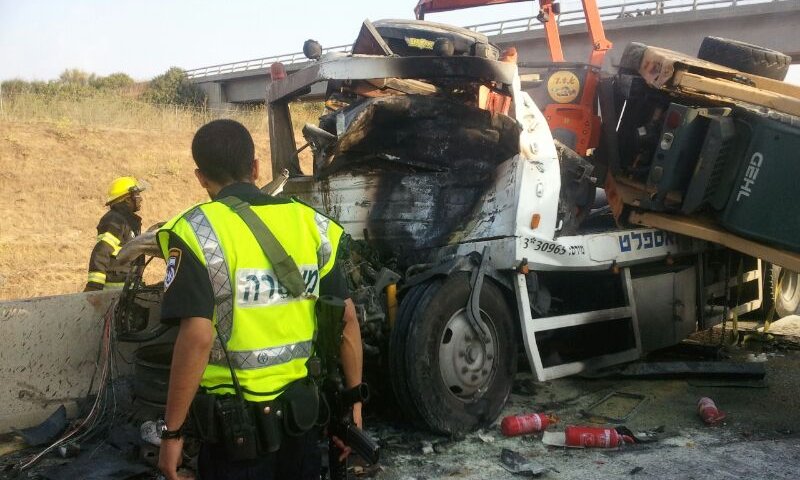 זוועה בכביש: שתי משאיות התנגשו, נהג נהרג