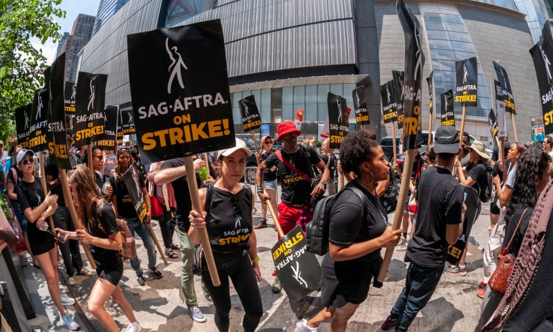 אחרי התסריטאים: גם שחקני הוליווד הצטרפו לשביתה