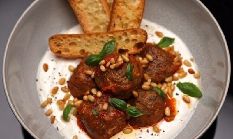 מתכון לשבת: קציצות טלה מתובלות עם רוטב טחינה