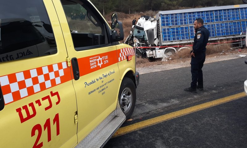 אסון בכביש 6: נהג משאית נהרג בתאונה ליד קריית גת