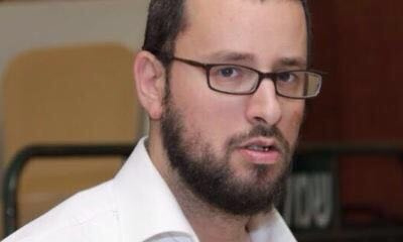 העיתונאי החרדי פוצץ ראיון עם המגיש הסרוג. האזינו