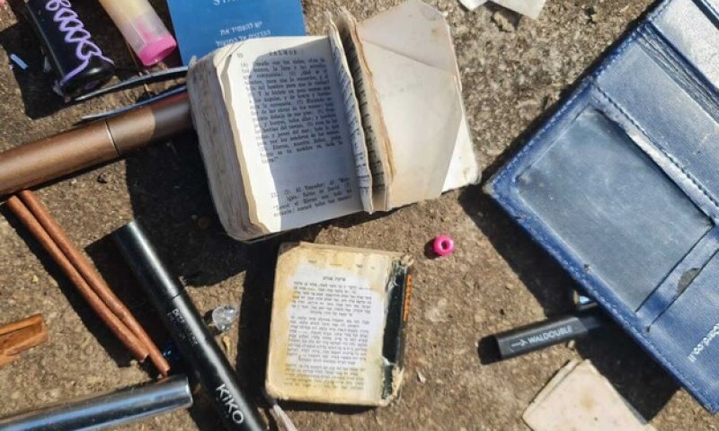 מחדל המזוודות: בגדים וסידורים זרוקים ליד פחים