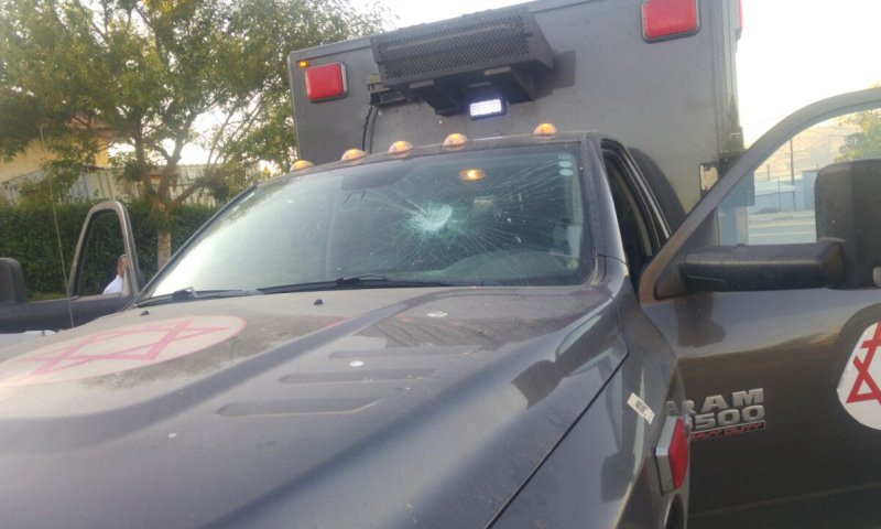 חרפה: תושבים ביצהר יידו אבנים על אמבולנס צבאי