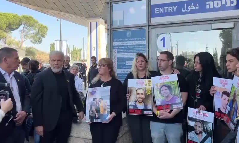 לפיד עם עינב צנגאוקר מחוץ לכנסת: "אוחנה מסרב לענות לי"