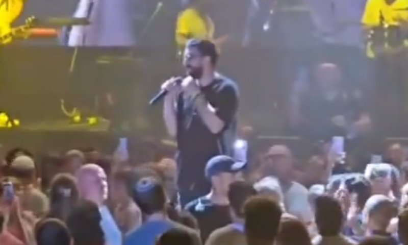 אישתו של חנן בן ארי הגיעה להופעה שלו. צפו ברגע המרגש