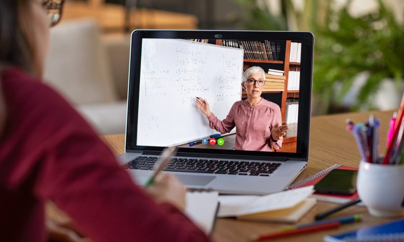 האם המורים עובדים יותר או פחות בתקופת הקורונה?