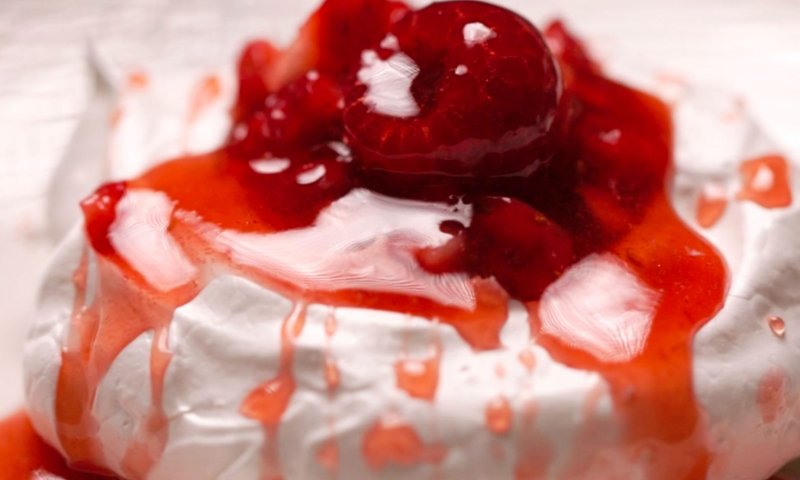 הקינוח המושלם: פבלובה עם פירות העונה