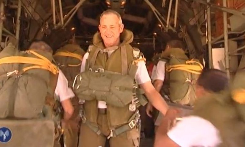 צניחה ימית: צפו ברמטכ"ל גנץ צונח אל המים