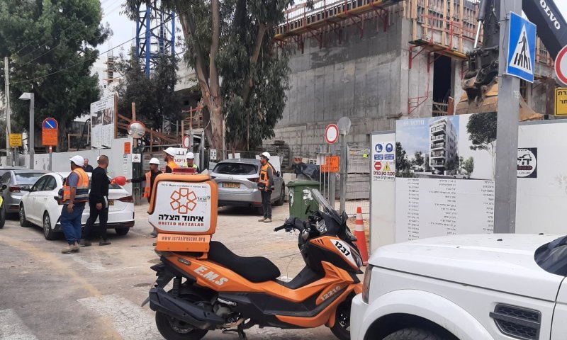 תאונת עבודה: פועל נפצע קשה בתל אביב