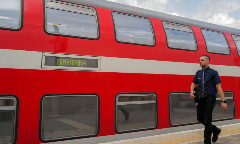 עיכובים בתנועת הרכבות בהרצליה: אדם נפגע מרכבת חולפת