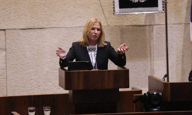 לבני תקפה את היהדות- ובנט יצא במחאה מנאומה