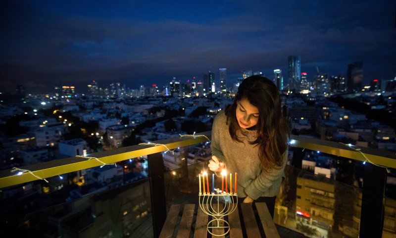 נשים מדליקות: על סיפורי גבורה בימינו | דעה