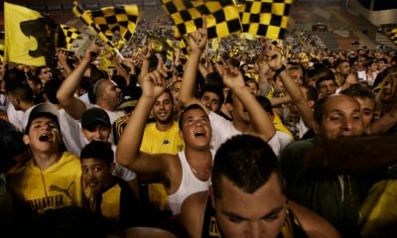 אוהדי בית"ר נגד מכירת הפועל ת"א לחבדני"ק