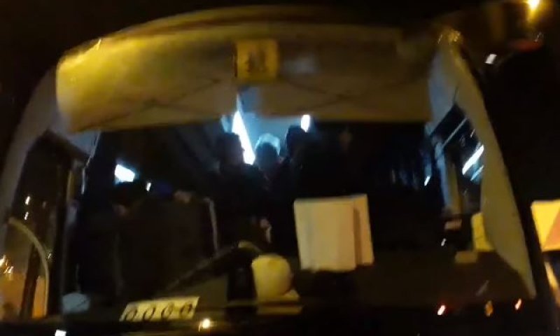 צפו: הנהג מסרב להסיע פעילי ימין להפגנה