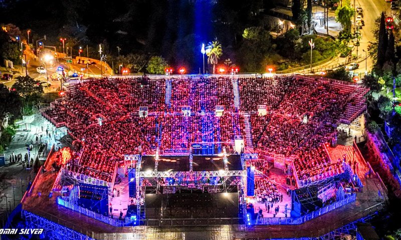 טקס זוכרים: הקהל פצח בשירה ספונטנית ומרגשת למען החטופים. צפו