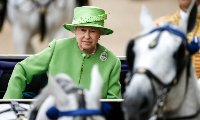 לאחר שנדבקה בקורונה, המלכה עדיין לא חשה בטוב
