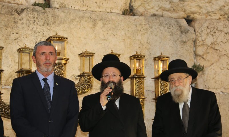 שר החינוך הדליק נר חנוכה בכותל המערבי